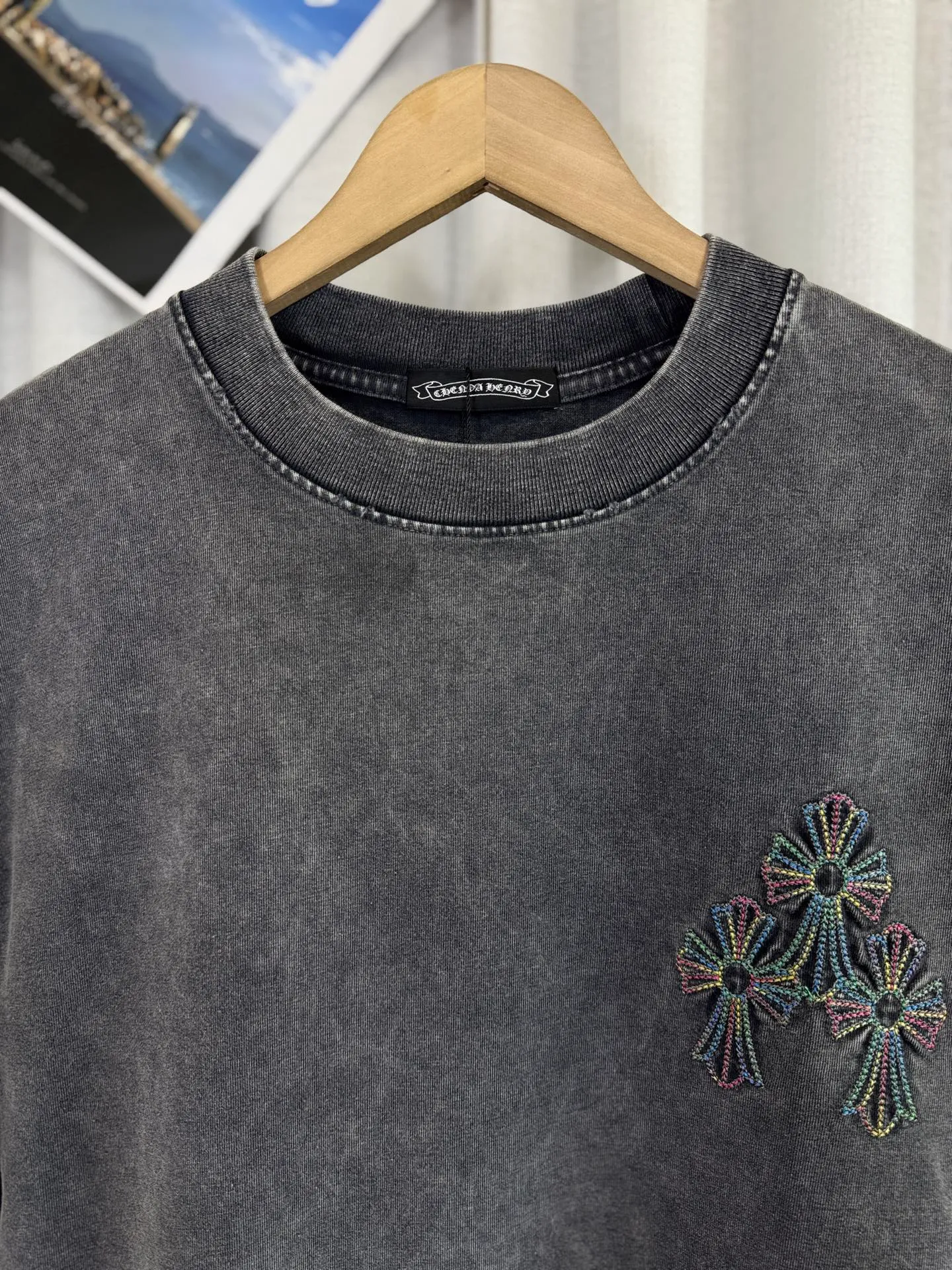 P220 ch high version Chrome Hearts 2025 spring and summer new horseshoe cross print washed appliqué short-sleeved T-shirt, fabric: 26 double yarns, 320 grams weight, heavy wash ➕ fried color + color embroidery Printing process: color embroidery Color: washed gray Size: S M L XL Style number: 5165